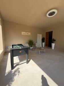 a room with a ping pong table in the middle at Pratelli B&B in Saludecio