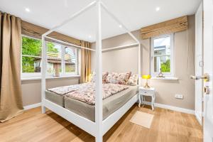 a bedroom with a canopy bed and windows at Wild Wilderness in Schaalby