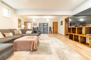 a living room with a couch and a flat screen tv at Villa Praia e Floresta in Aroeira