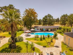 an aerial view of a backyard with a swimming pool at Villa Praia e Floresta in Aroeira