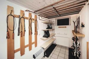 ein Zimmer, in dem Skiausrüstung an der Wand hängt in der Unterkunft Golf & Ski Chalet in Mittersill