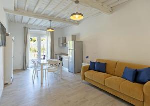 a living room with a couch and a table at Sansone Sul Mare Appartamenti in Portoferraio