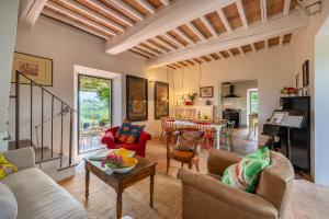 a living room with couches and a table at Villa Caterina 8, Emma Villas in San Gimignano