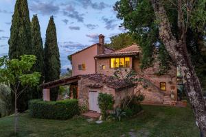 a house with its lights on in the yard at Villa Caterina 8, Emma Villas in San Gimignano