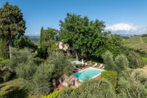 an aerial view of a villa with a swimming pool at Villa Caterina 8, Emma Villas in San Gimignano