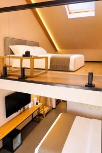 a room with a bed and a tv in it at Houshan Park House in Narat