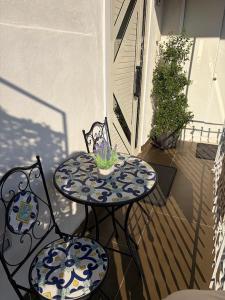 ein kleiner Tisch und zwei Stühle auf einer Terrasse in der Unterkunft Dimora 78 in Capua