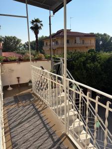 ein Balkon mit einem weißen Geländer und einem Gebäude in der Unterkunft Dimora 78 in Capua