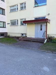 an empty street in front of a building at Aiavilja Red Pearl Apartment in Paide