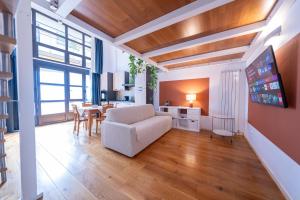 a living room with a white couch and a table at La Maison del Capestrano in Milan