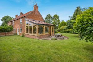 an extension to a brick house with a picnic table in the yard at 2 Bed in Upton oc-867 in Upton