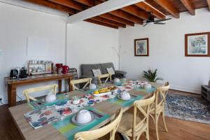 a dining room with a table and chairs at Demeure Olea, Chambres D'hôtes in Chérac