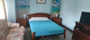 a small bedroom with a bed and a couch at Apartamento de 100 M2 con 3 habitaciones y 2 terrazas in El Verger +49 photos