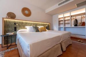 a bedroom with a large white bed with a headboard at Estival Park Marena in La Pineda