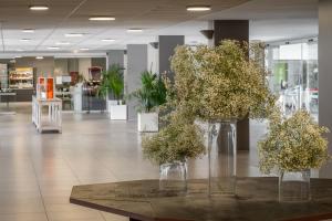 a lobby with two vases filled with flowers on a table at Estival Centurión Playa in Cambrils +46 photos