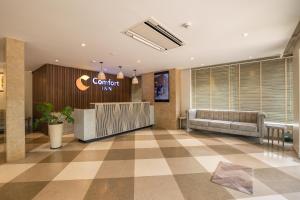 a lobby of a hotel with a reception desk at Comfort Inn Elite in Jua +48 photos