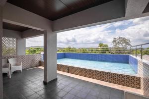 a swimming pool on the balcony of a house at Comfort Inn Elite in Jua