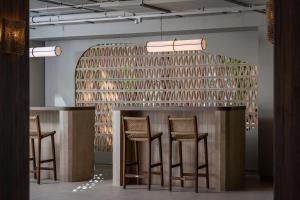 a bar with four chairs and a counter with a wall at Estival Maramar in Comarruga +98 photos