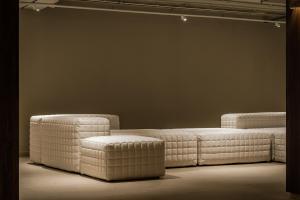 a white couch and two stools in a room at Estival Maramar in Comarruga
