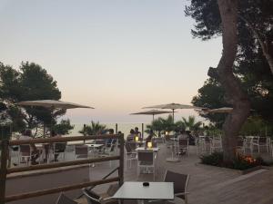 a restaurant with tables and chairs and umbrellas at Camping Estival Torre de la Mora in Tamarit