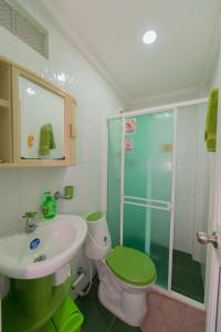 a bathroom with a sink and a toilet and a shower at Apartamentos Turísticos El Conquistador in San Andrés +64 photos