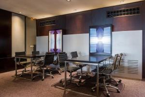 a conference room with two tables and chairs at Hotel Vilamarí in Barcelona
