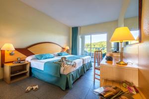 a hotel room with a bed and a window at Estival Park Silmar in La Pineda
