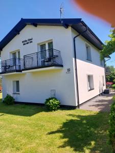 a view of the side of a white house at WillaSimi in Władysławowo