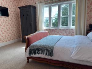 a bedroom with a bed and a window at Whichcote Arms Hotel in Sleaford +25 photos