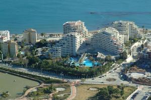 una vista aérea de una ciudad con edificios y el océano en Benal Beach Suite, en Benalmádena