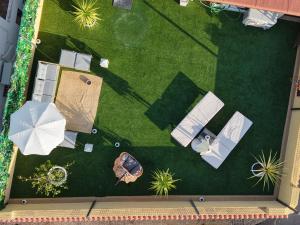 an overhead view of a lawn with umbrellas and furniture at Zen Terrace Townhouse in Faro