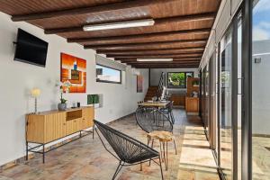 a living room with chairs and a table at Apartamento Guada in Tao