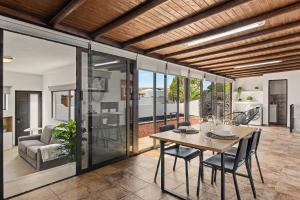 a dining room with a table and chairs and a couch at Apartamento Guada in Tao