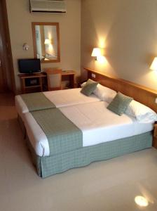a hotel room with a large bed in a room at Hotel Central in Valdepeñas