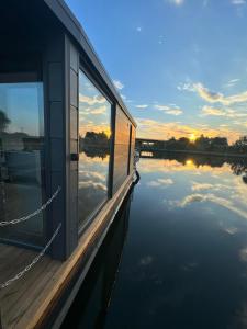 a house on a dock with a view of the water at Houseboat - Suite Aurore in Honfleur
