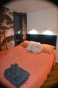 a bedroom with a bed with two towels on it at Houseboat - Suite Aurore in Honfleur