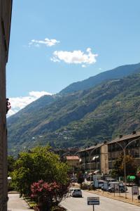 アオスタにあるDimora delle Alpiの山を背景とした市街の景色