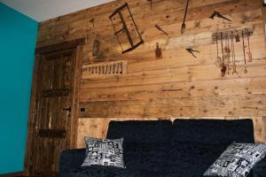 アオスタにあるDimora delle Alpiの木製の壁のベッドルーム(ベッド付)