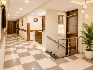 ein Flur mit Schachbrettmuster in der Unterkunft Hotel Woodlark Square Zirakpur Chandigarh # Family Hotel # Property of the Year in Chandīgarh