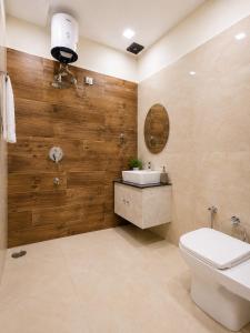 ein Badezimmer mit Waschbecken und Toilette in der Unterkunft Hotel Woodlark Square Zirakpur Chandigarh # Family Hotel # Property of the Year in Chandīgarh + 20 Fotos