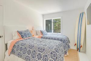 a bedroom with two beds and a window at Villa Sapphire Bay in Sag Harbor +14 photos