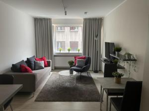 a living room with a couch and chairs and a window at SunSet - Ruhig & Zentral - Komfort Apartment Nähe Altstadt & DOM in Cologne +20 photos