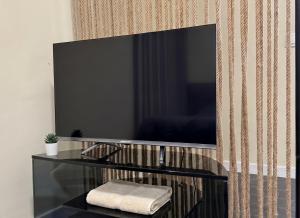 a flat screen tv hanging on a wall at new stail centr in Bălţi
