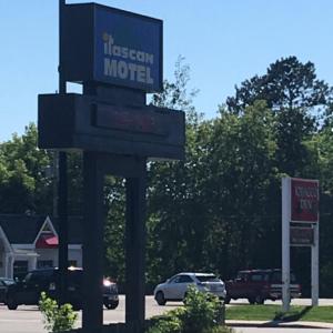 una señal para un motel en un estacionamiento en Itascan Motel, en Grand Rapids