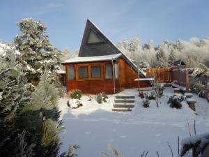 a cabin with snow on the ground in front at Eifelwaldhäuschen in Blankenheim