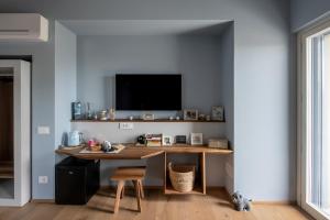 a home office with a desk and a tv at Villa Sarmassa in Narzole