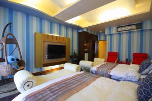 花蓮市的住宿－看見鐵道民宿，一间酒店客房,设有两张床和电视