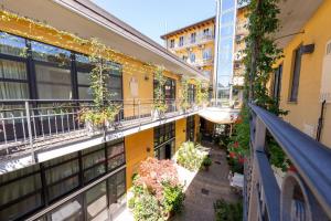 an internal courtyard of a building with plants at La Maison del Capestrano in Milan
