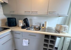 a kitchen counter with a sink and a microwave at Studio central équipé in Compiègne