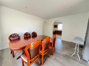 a dining room with a wooden table and chairs at Spacious Queen Room - Train Station - NG5 in Guildford